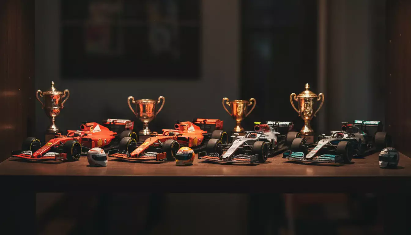 Palmarès F1 : trophées et casques alignés évoquant les ères de domination en Formule 1
